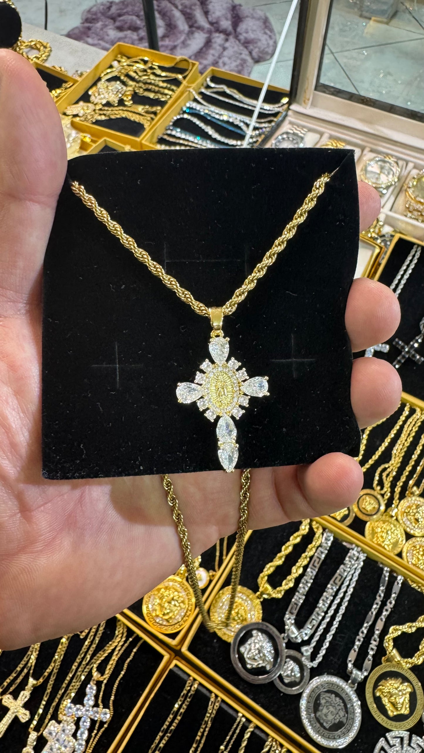 Collanina con ciondolo *25