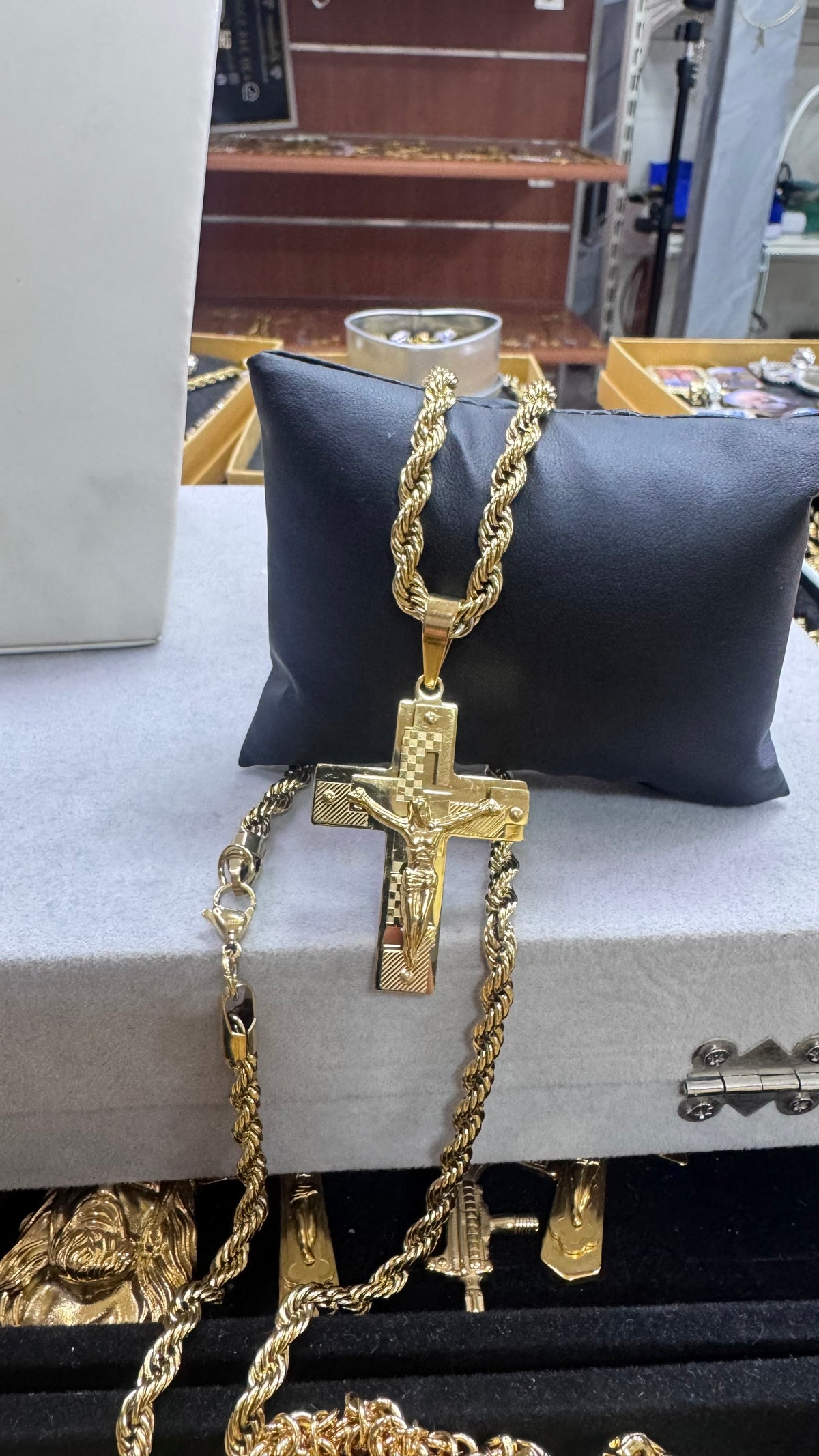 Collana con croce acciaio oro *3010
