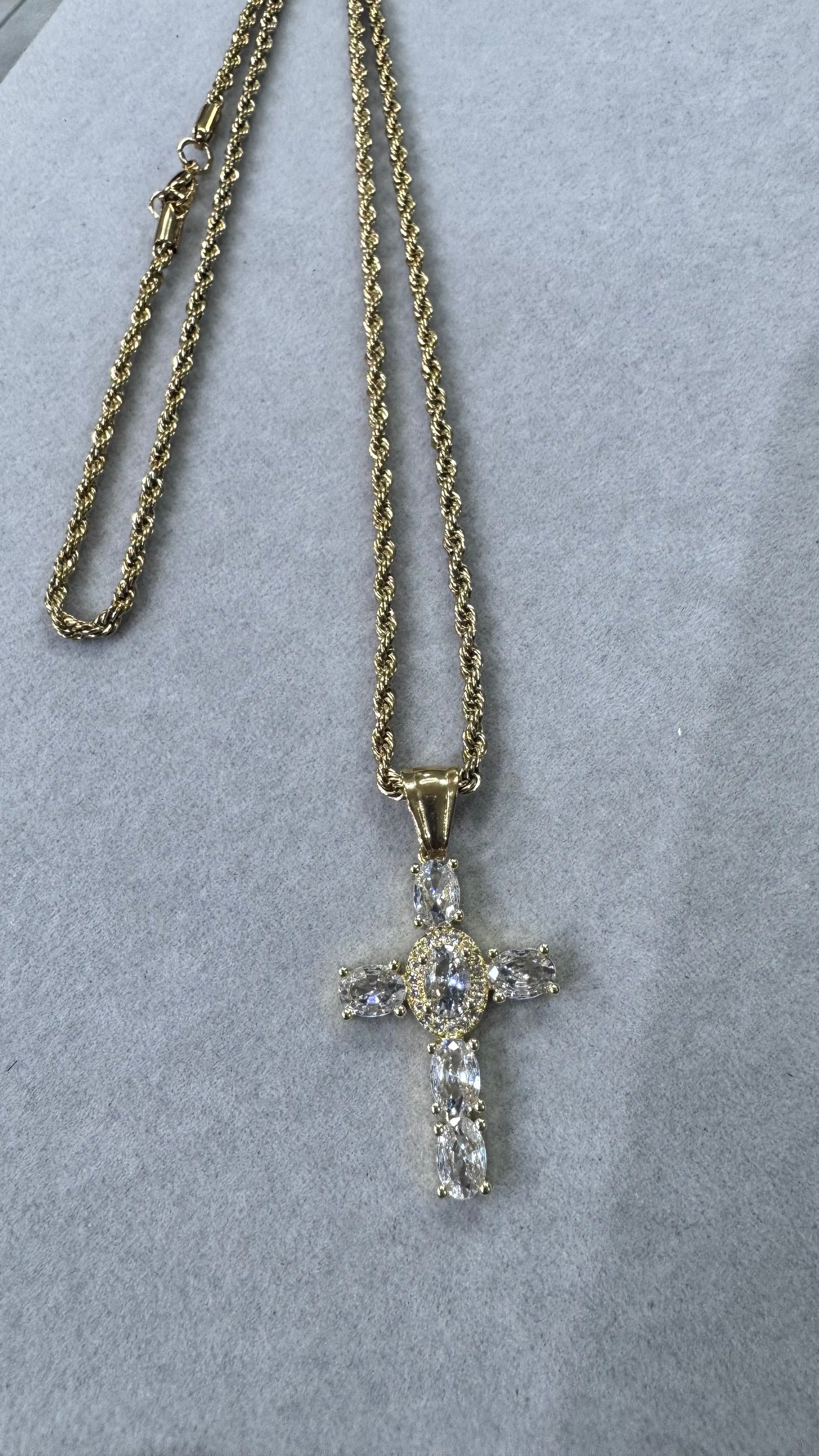 Collana con croce zirconata acciaio oro *4400