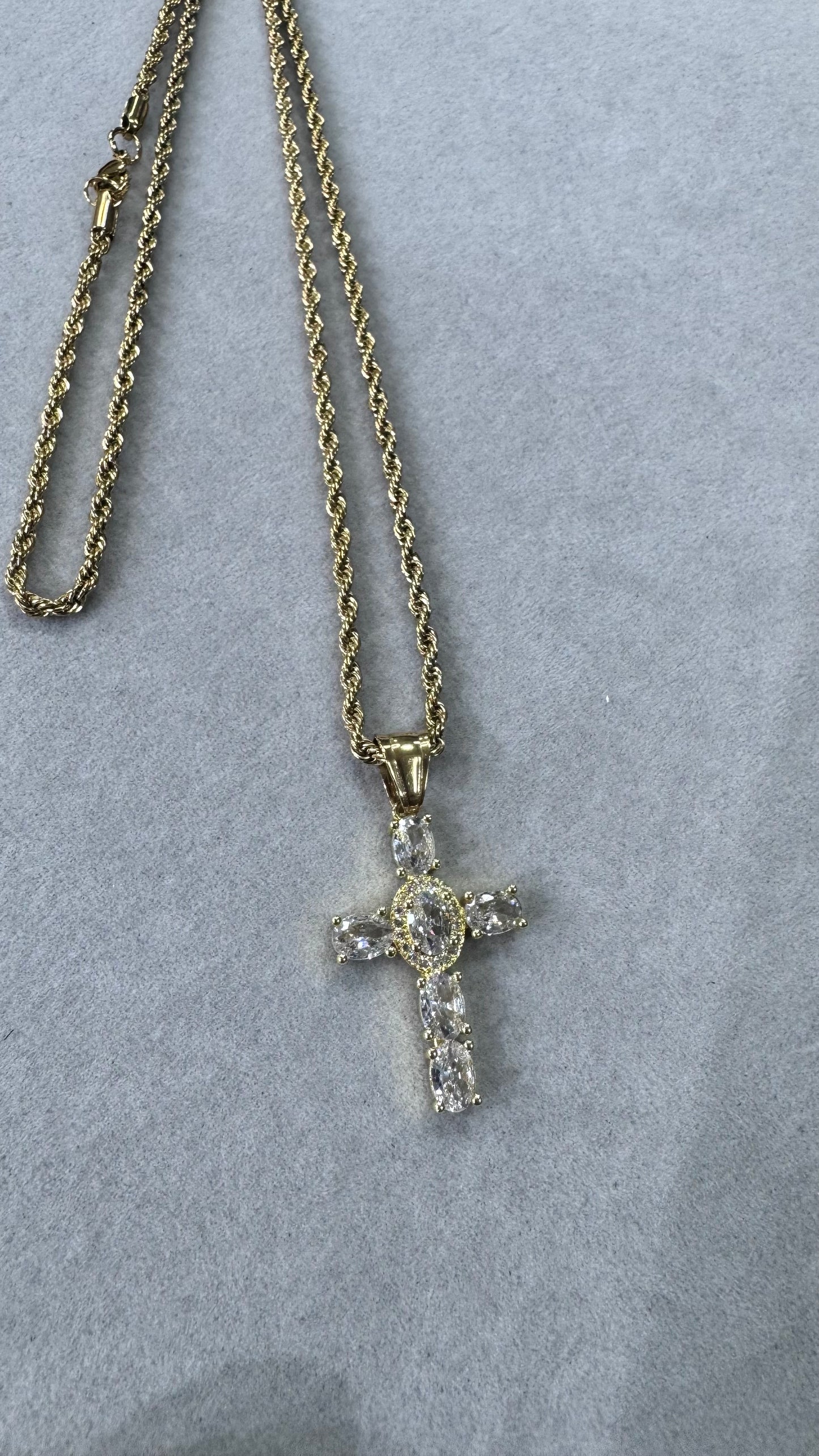 Collana con croce zirconata acciaio oro *4400