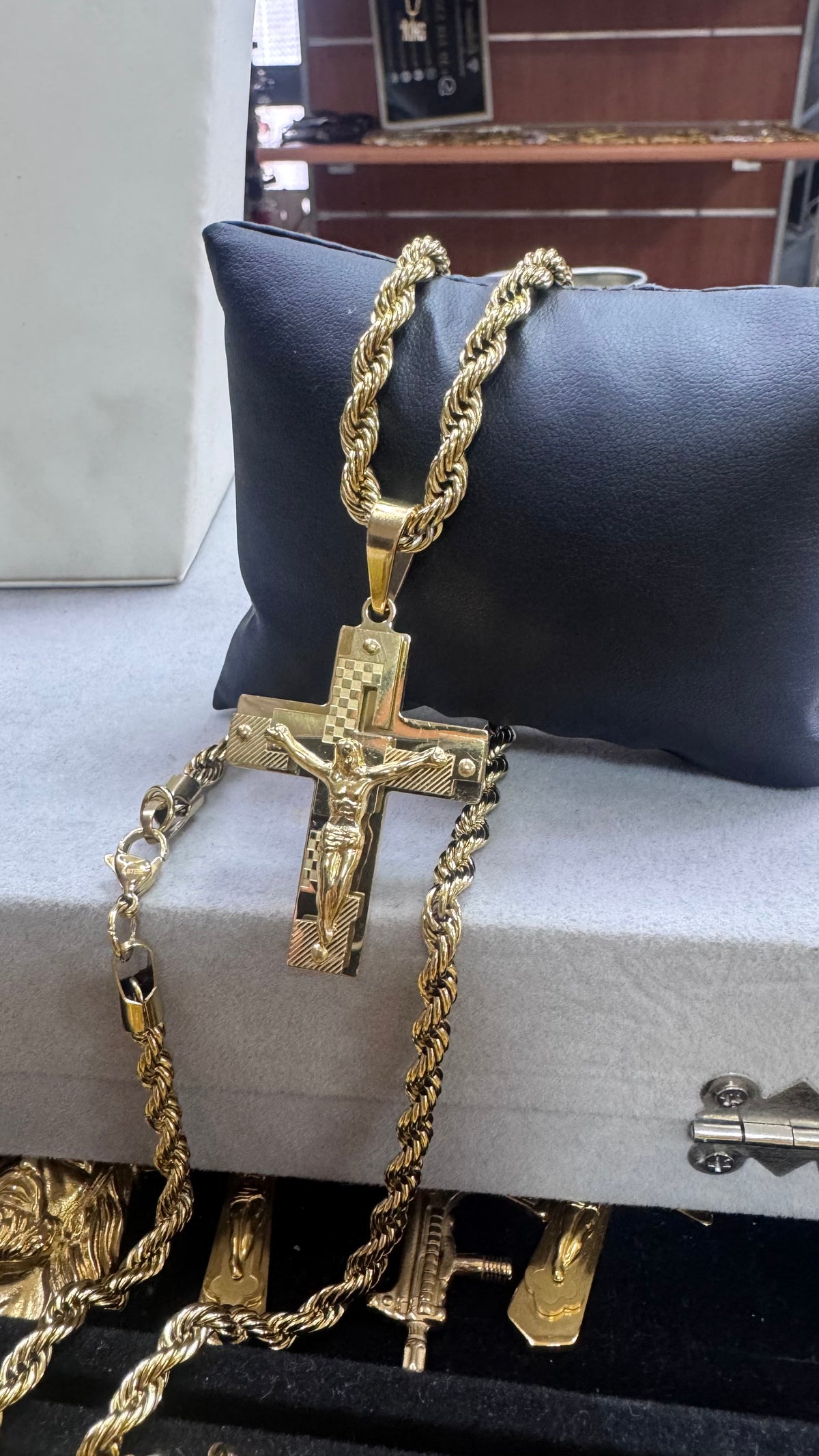 Collana con croce acciaio oro *3010