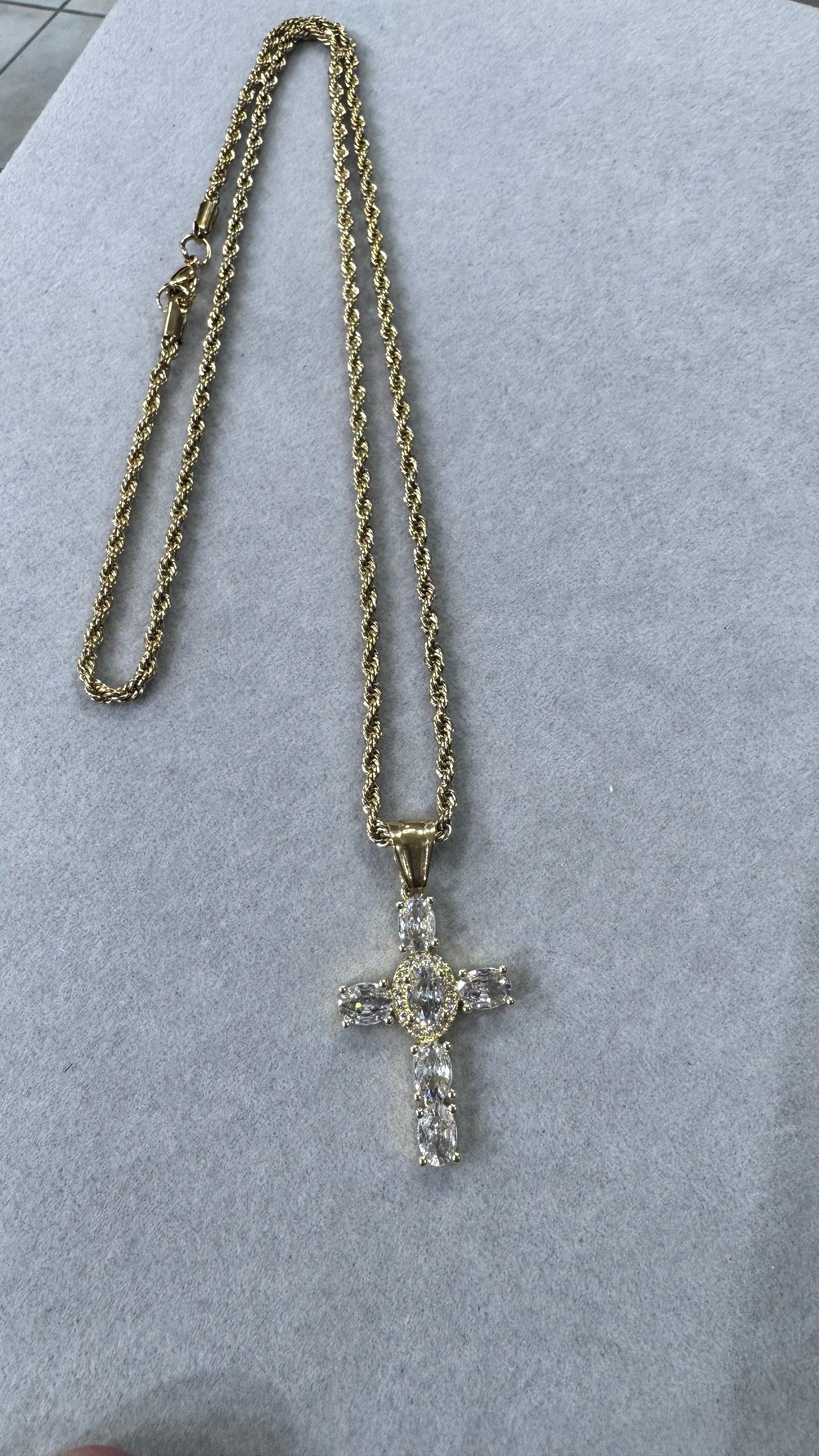 Collana con croce zirconata acciaio oro *4400
